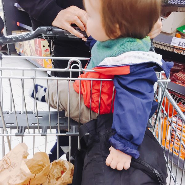 Kind im Einkaufswagen