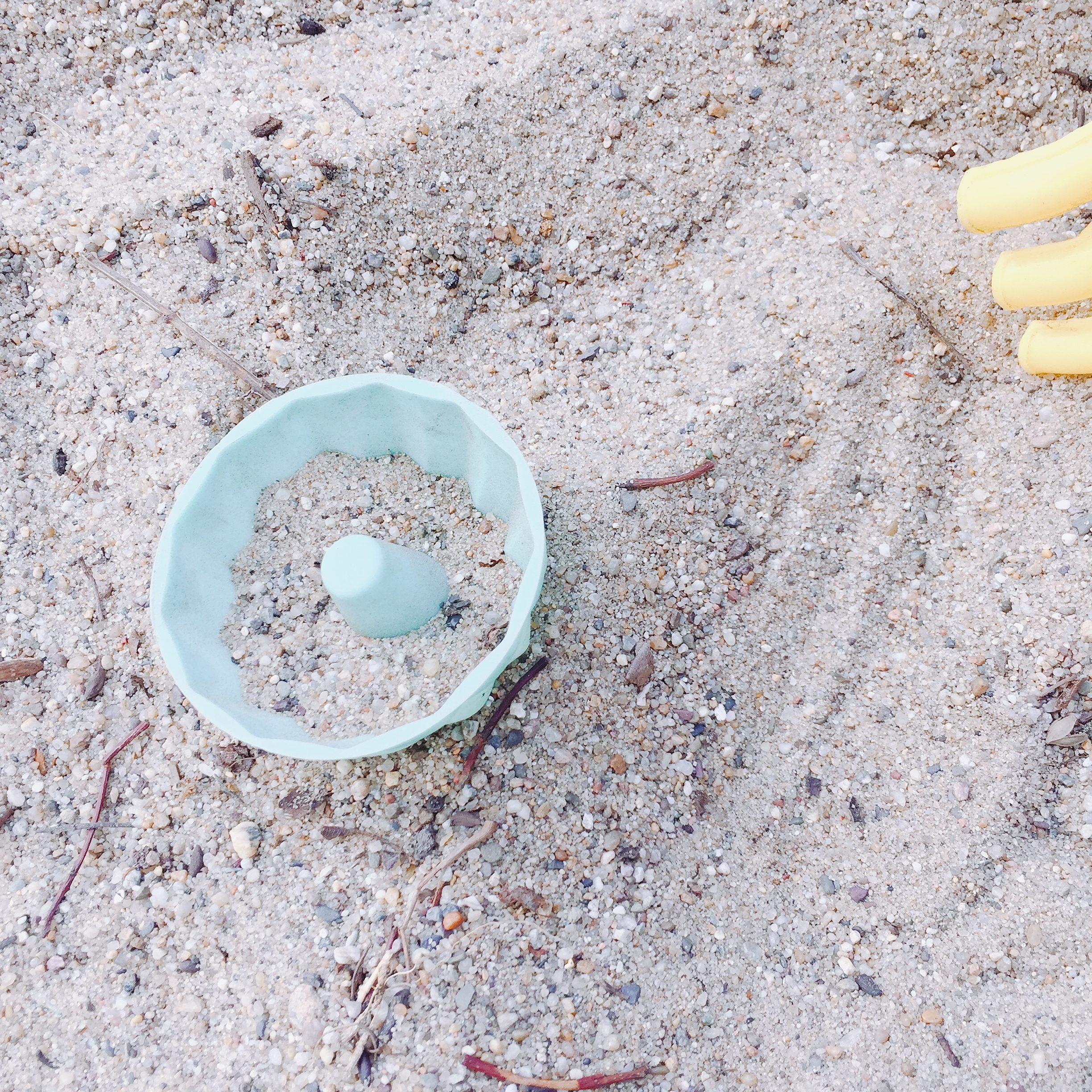 Kind spielt im Sand