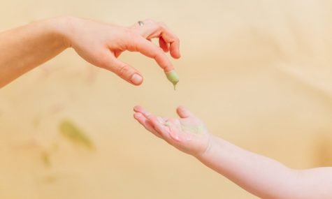 Schmieren und klecksen – mit selbstgemachter Fingerfarbe